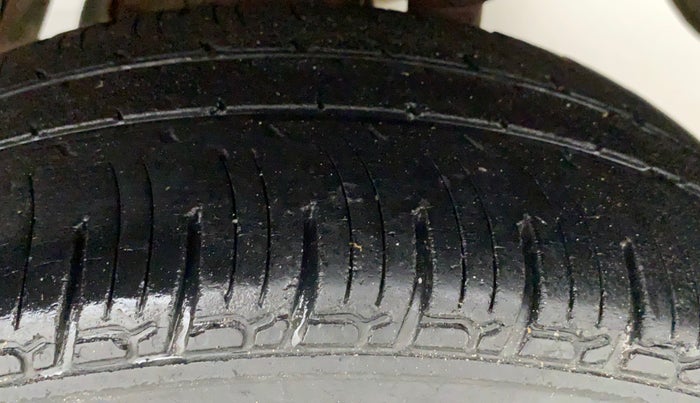2017 Mahindra Kuv100 K4 6 STR, Petrol, Manual, 31,501 km, Left Rear Tyre Tread