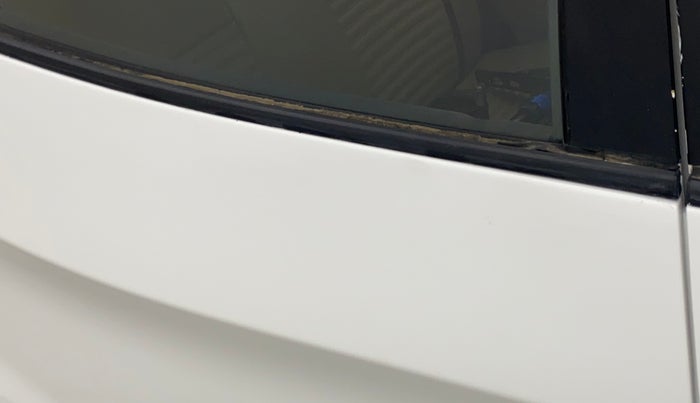 2017 Hyundai Eon MAGNA +, Petrol, Manual, 76,570 km, Right rear door - Weather strip has minor damage