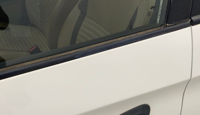 2017 Hyundai Eon MAGNA +, Petrol, Manual, 76,570 km, Front passenger door - Weather strip has minor damage