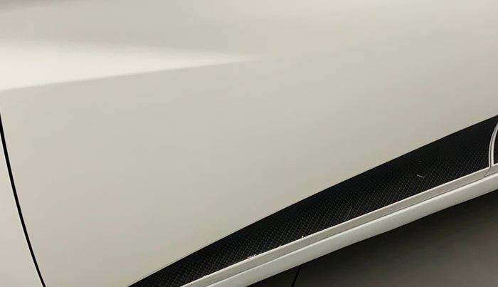 2017 Hyundai Eon MAGNA +, Petrol, Manual, 76,570 km, Front passenger door - Graphic sticker