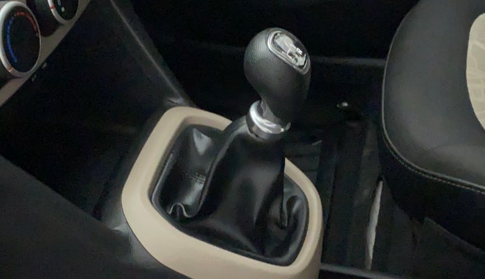 2016 Hyundai Grand i10 SPORTZ 1.2 KAPPA VTVT, Petrol, Manual, 13,996 km, Gear lever - Knob cover torn