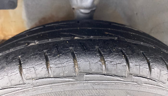 2013 Hyundai Eon ERA +, Petrol, Manual, 24,996 km, Left Front Tyre Tread