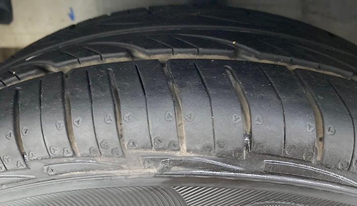 2017 Hyundai Eon ERA PLUS, Petrol, Manual, 64,358 km, Left Front Tyre Tread