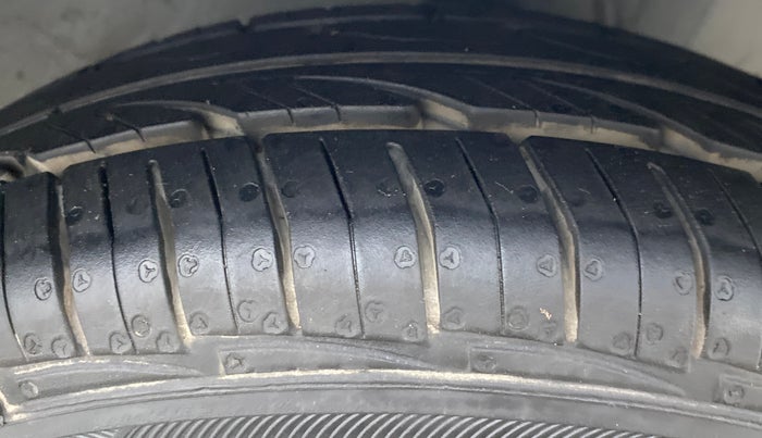 2017 Hyundai Eon ERA PLUS, Petrol, Manual, 64,358 km, Right Front Tyre Tread