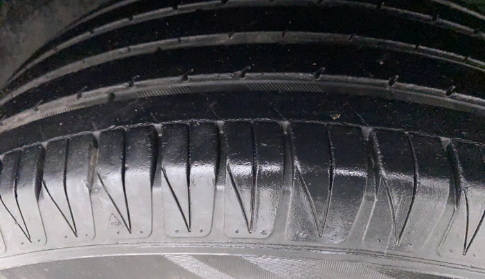 2018 Maruti Vitara Brezza ZDI, Diesel, Manual, 33,186 km, Right Front Tyre Tread