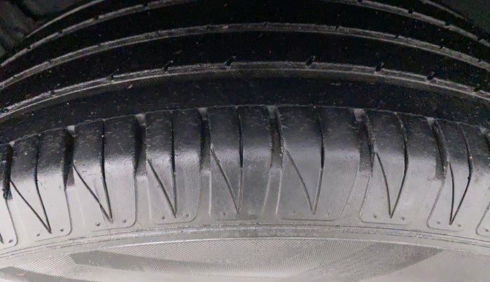 2018 Maruti Vitara Brezza ZDI, Diesel, Manual, 33,186 km, Left Front Tyre Tread