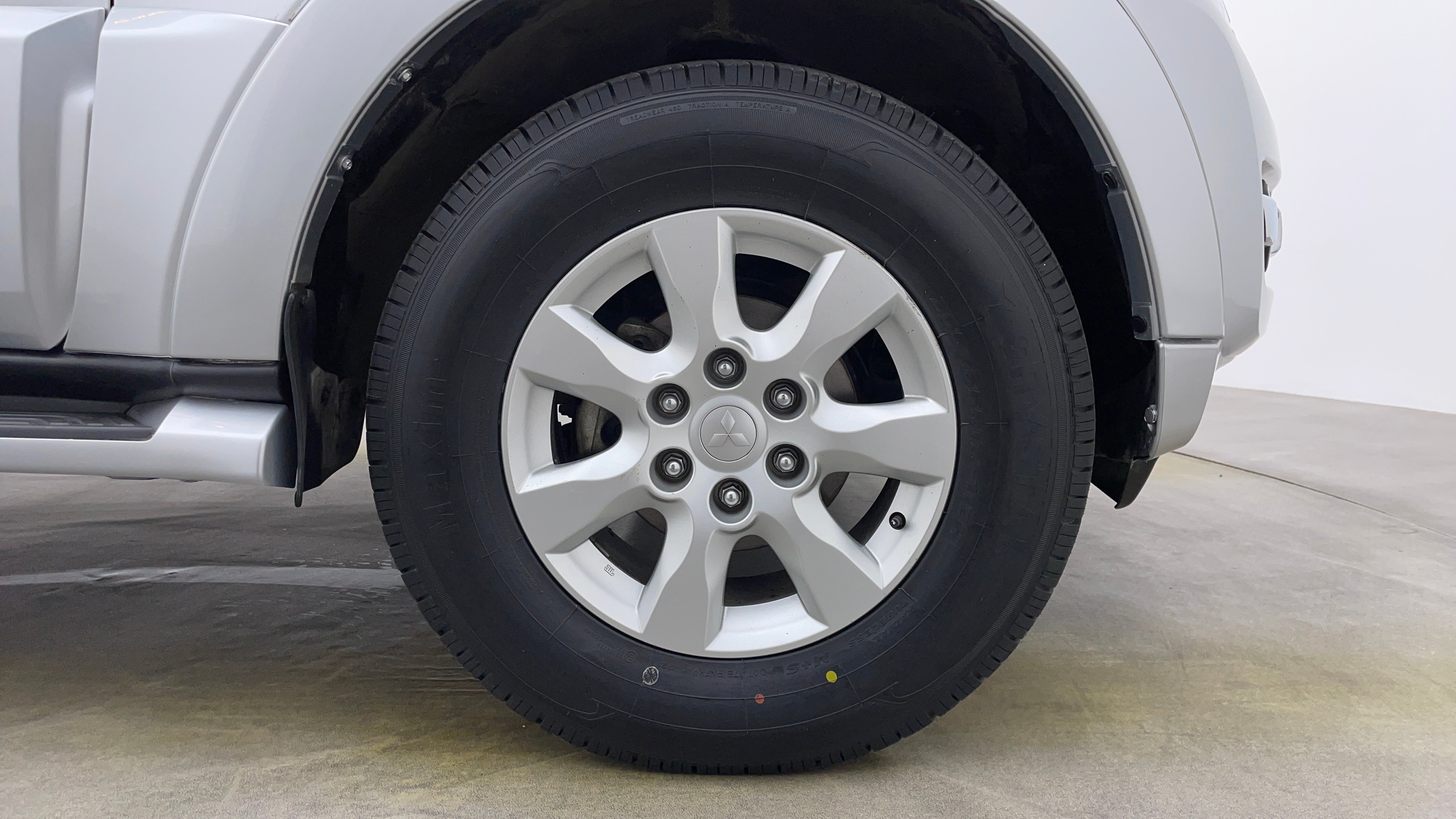Mitsubishi Pajero-Right Front Tyre