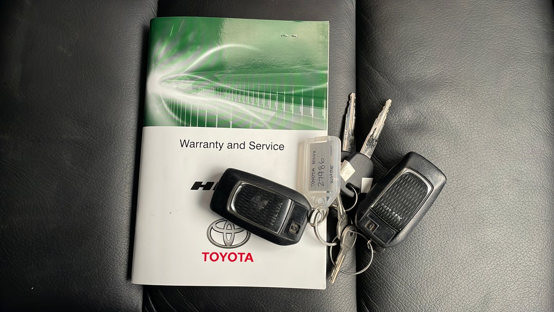 2016 Toyota Hilux Sr5 (4x4), Automatic, 103539 km, Key Close-up