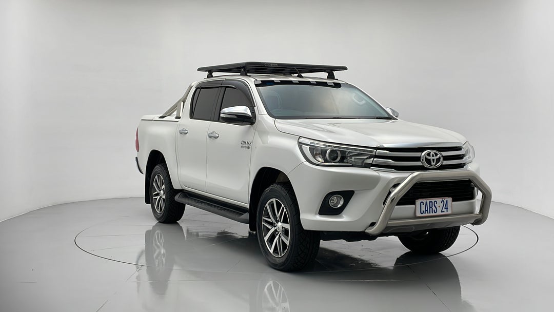 2016 Toyota Hilux Sr5 (4x4), Automatic, 103539 km, Right Front Diagonal (45- Degree) View