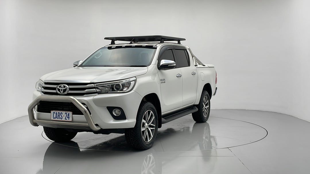 2016 Toyota Hilux Sr5 (4x4), Automatic, 103539 km, Left Front Diagonal (45- Degree) View