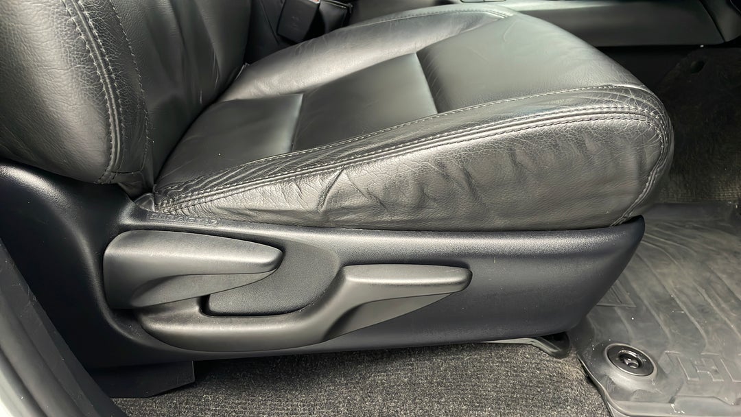 2016 Toyota Hilux Sr5 (4x4), Automatic, 103539 km, Drivers Side Adjustment Panel