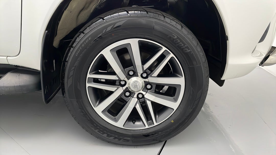 2016 Toyota Hilux Sr5 (4x4), Automatic, 103539 km, Right Front Wheel
