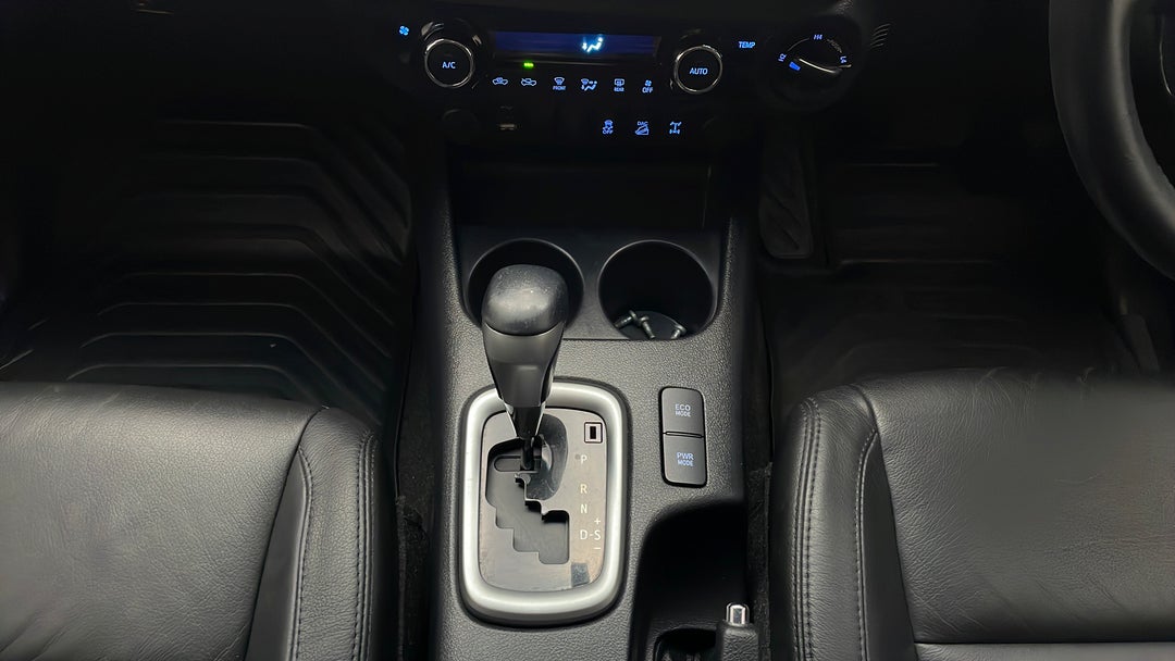 2016 Toyota Hilux Sr5 (4x4), Automatic, 103539 km, Gear Lever 