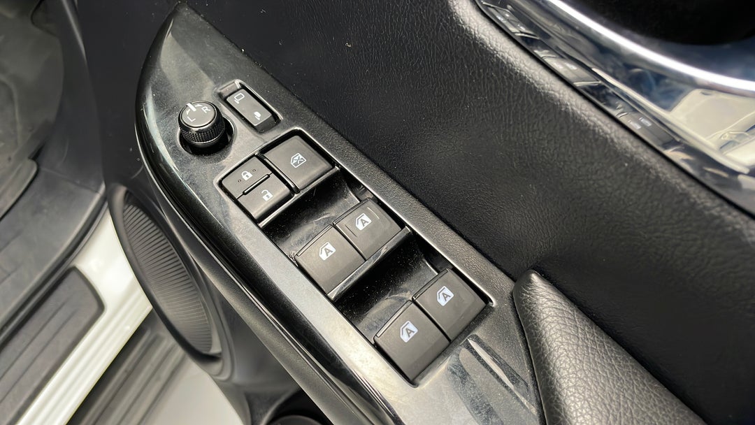 2016 Toyota Hilux Sr5 (4x4), Automatic, 103539 km, Drivers Side Door Panel Controls