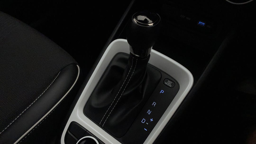 2022 Hyundai Venue Active, Automatic, 40909 km, Gear Lever 