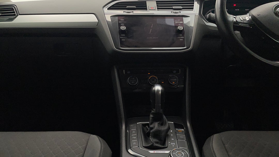 2018 Volkswagen Tiguan 132 Tsi Comfortline, Automatic, 122640 km, Center Console