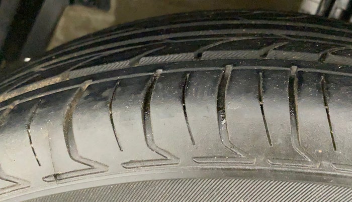 2015 Maruti Swift Dzire VXI, Petrol, Manual, 95,003 km, Left Front Tyre Tread