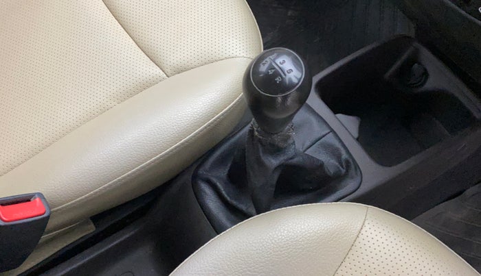 2017 Hyundai Eon ERA PLUS (O), Petrol, Manual, 36,950 km, Gear lever - Boot cover slightly torn