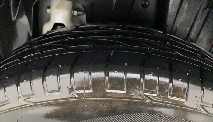 2023 Mahindra XUV300 W6 1.2 PETROL, Petrol, Manual, 5,478 km, Left Rear Tyre Tread
