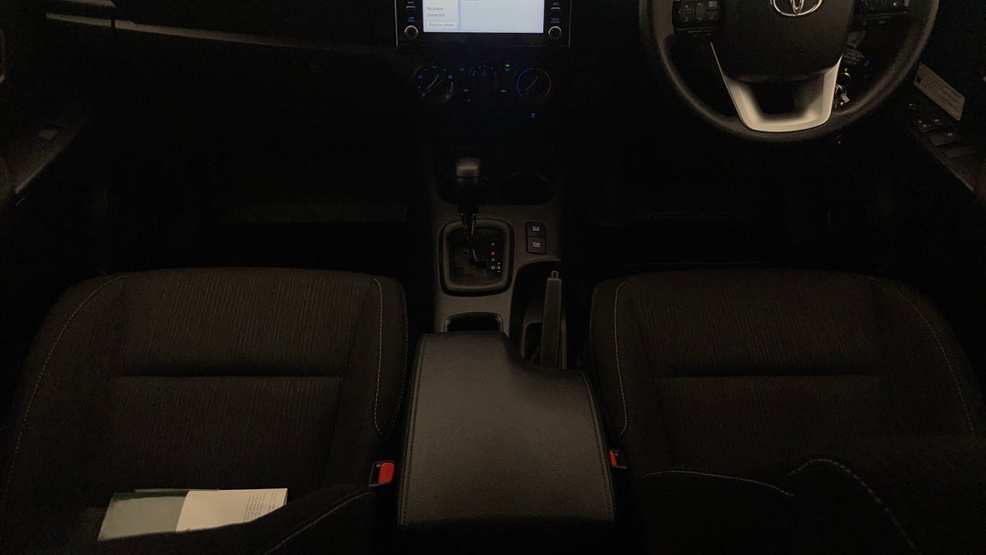 2021 Toyota Hilux Sr Hi-rider, Automatic, 105754 km, Center Console
