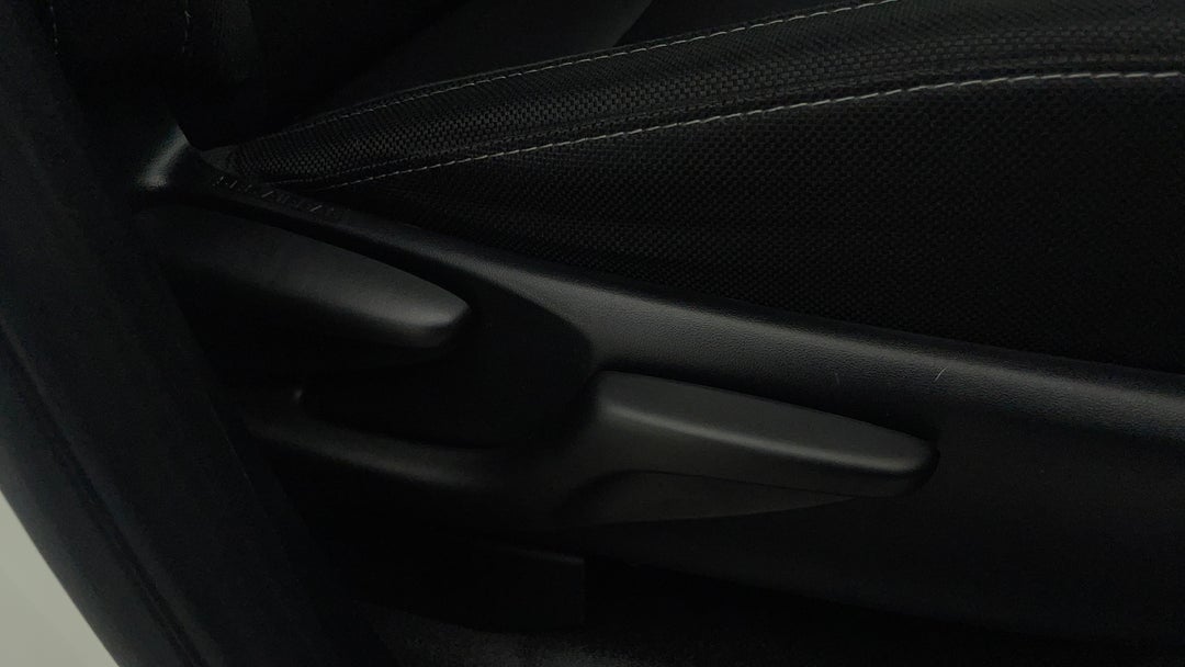 2021 Toyota Hilux Sr Hi-rider, Automatic, 105754 km, Drivers Side Adjustment Panel