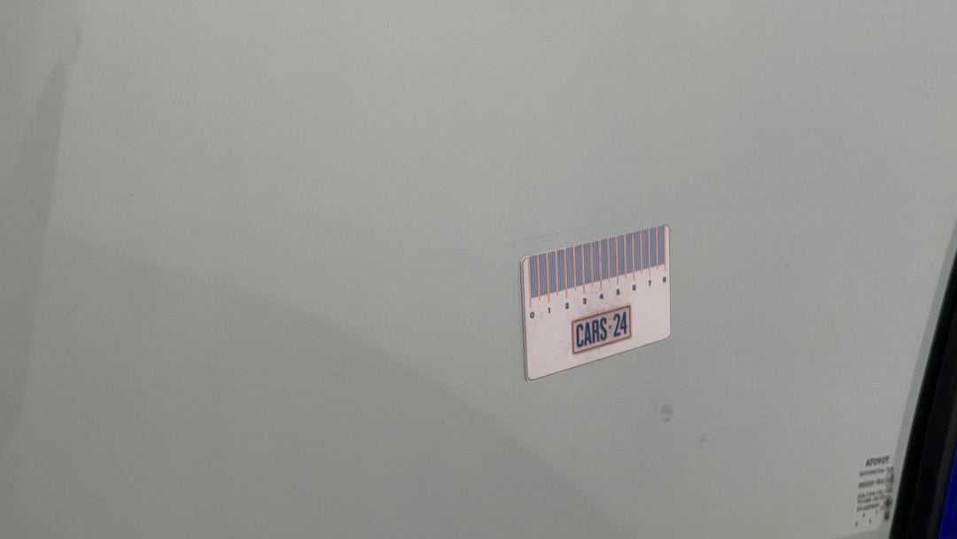 Window Glass Front RHS Tinting Scratched