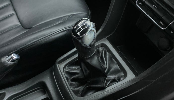 2016 Maruti Vitara Brezza ZDI, Diesel, Manual, 1,05,687 km, Gear lever - Knob has minor damage