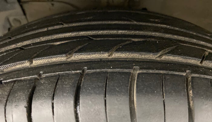 2015 Maruti Ciaz ZXI, Petrol, Manual, 68,137 km, Left Front Tyre Tread
