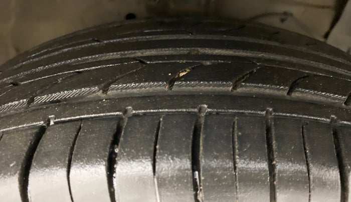 2015 Maruti Ciaz ZXI, Petrol, Manual, 68,137 km, Right Front Tyre Tread