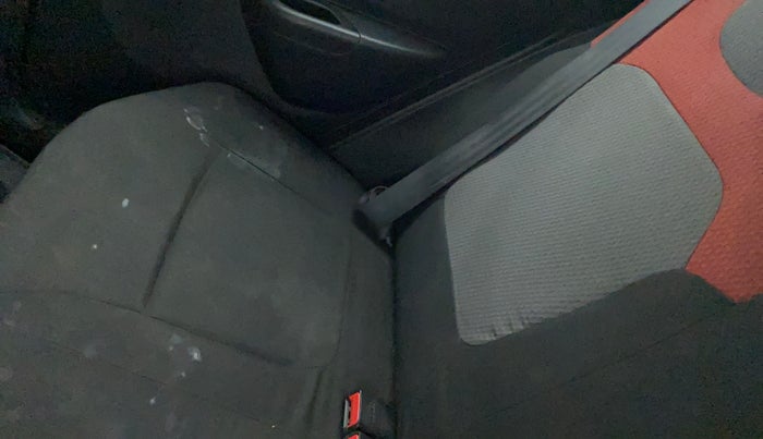 2017 Renault Kwid RXT 1.0 AMT (O), Petrol, Automatic, 47,617 km, Second-row right seat - Cover slightly stained