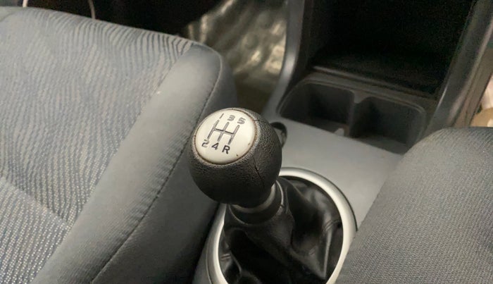 2011 Maruti Swift VXI, Petrol, Manual, 60,020 km, Gear lever - Knob has minor damage
