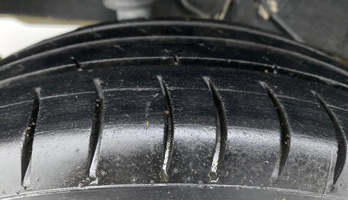 2016 Datsun Go A, Petrol, Manual, 1,16,613 km, Right Rear Tyre Tread