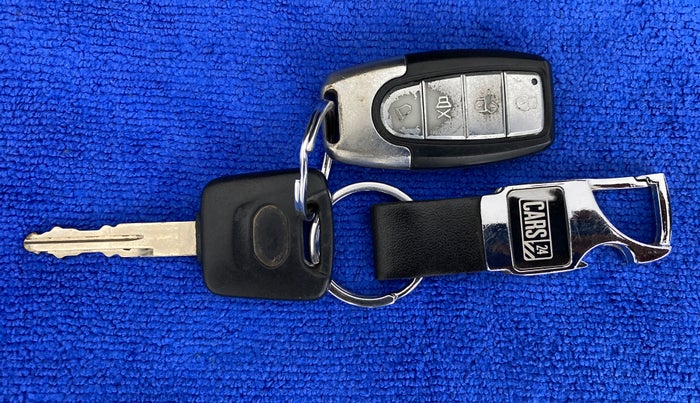 2016 Datsun Go A, Petrol, Manual, 1,16,613 km, Key Close Up