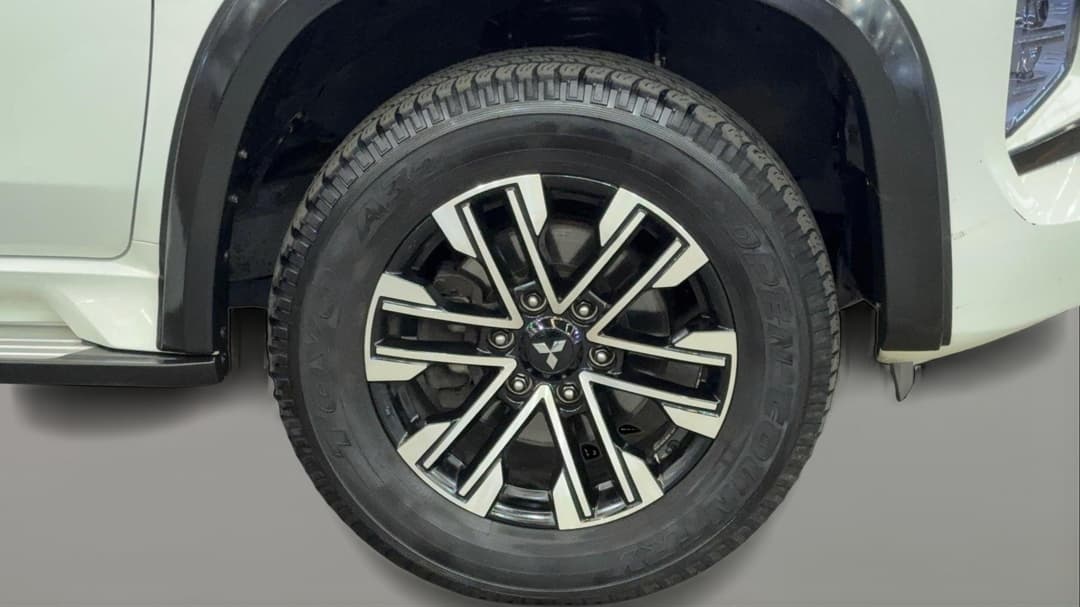 2022 Mitsubishi Pajero Sport Gls (4WD) 7 Seat, Automatic, 61250 km, Right Front Wheel