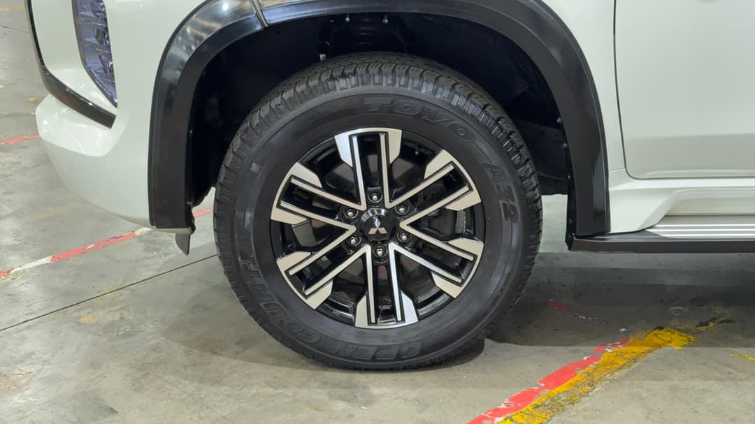 2022 Mitsubishi Pajero Sport Gls (4WD) 7 Seat, Automatic, 61250 km, Left Front Wheel