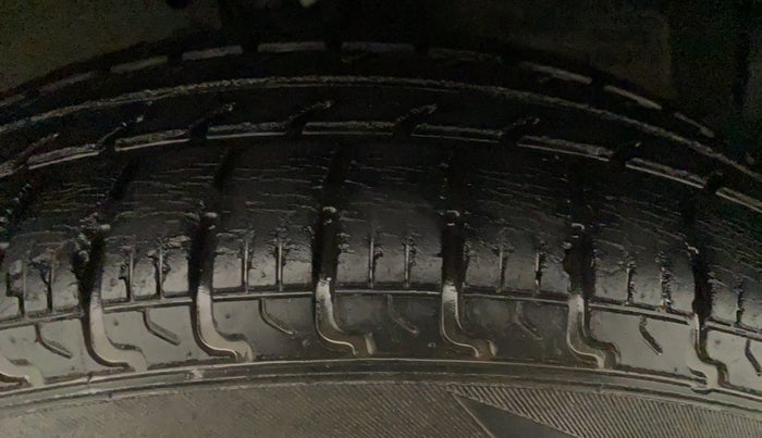 2014 Maruti Swift VXI, Petrol, Manual, 69,220 km, Right Front Tyre Tread