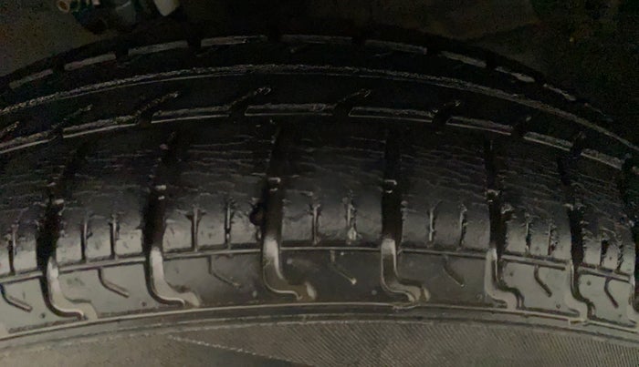 2014 Maruti Swift VXI, Petrol, Manual, 69,220 km, Left Front Tyre Tread