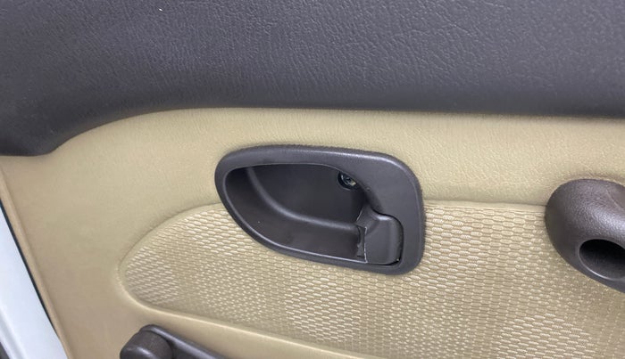 2011 Hyundai Santro Xing GL PLUS, Petrol, Manual, 46,496 km, Right rear window switch / handle - Minor damage