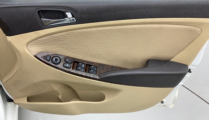 2011 Hyundai Verna FLUIDIC 1.6 VTVT SX, Petrol, Manual, 1,09,015 km, Driver Side Door Panels Control