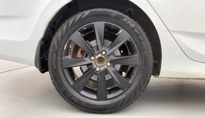 2011 Hyundai Verna FLUIDIC 1.6 VTVT SX, Petrol, Manual, 1,09,015 km, Right Rear Wheel
