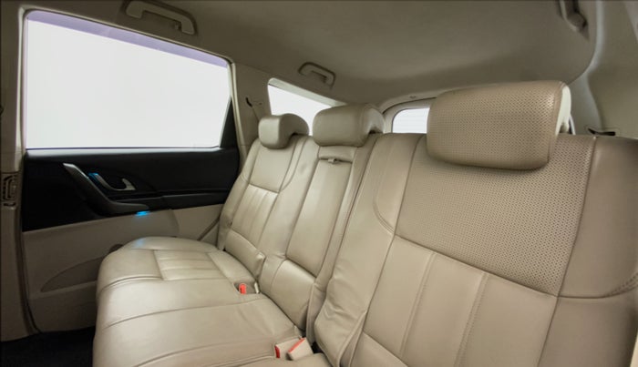 2017 Mahindra XUV500 W8 FWD, Diesel, Manual, 28,339 km, Right Side Rear Door Cabin