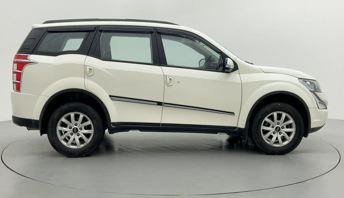 2017 Mahindra XUV500 W8 FWD, Diesel, Manual, 28,339 km, Right Side View