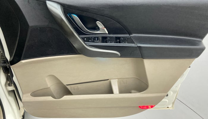 2017 Mahindra XUV500 W8 FWD, Diesel, Manual, 28,339 km, Driver Side Door Panels Control