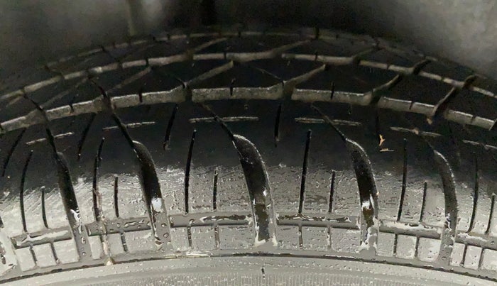 2011 Maruti Swift VXI, Petrol, Manual, 75,485 km, Right Rear Tyre Tread