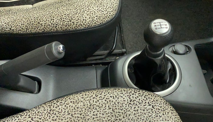 2011 Maruti Swift VXI, Petrol, Manual, 75,485 km, Gear lever - Boot cover slightly torn