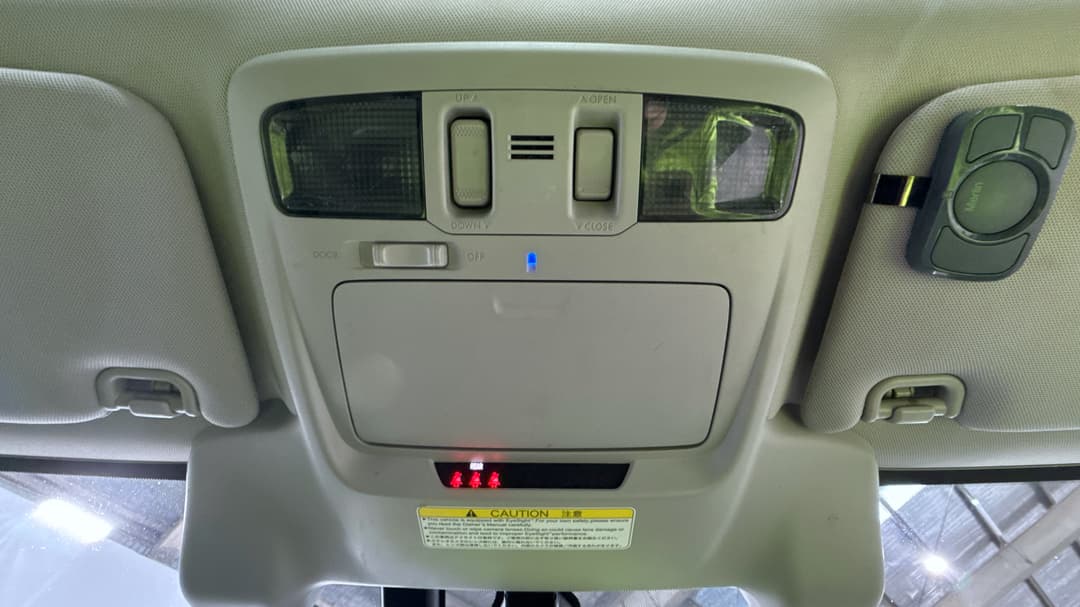 On-Roof Controls/Sunglass holder