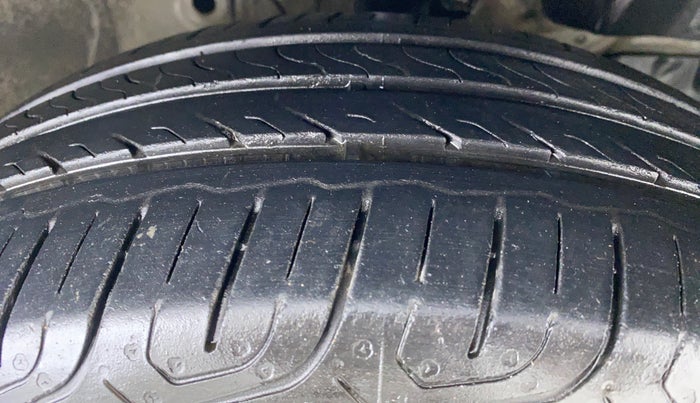 2015 Honda Jazz 1.2 V MT, Petrol, Manual, 68,192 km, Right Front Tyre Tread