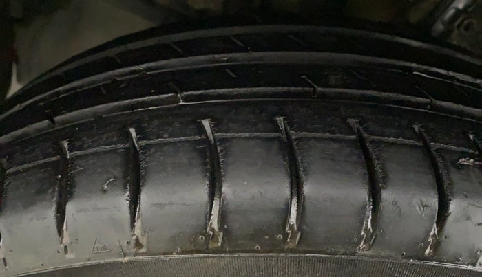 2015 Maruti Swift VXI, Petrol, Manual, 73,113 km, Left Front Tyre Tread