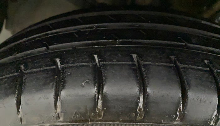2015 Maruti Swift VXI, Petrol, Manual, 73,113 km, Left Rear Tyre Tread