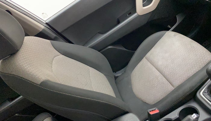 2017 Hyundai Creta SX PLUS 1.6 PETROL, Petrol, Manual, 33,272 km, Front left seat (passenger seat) - Cover slightly stained